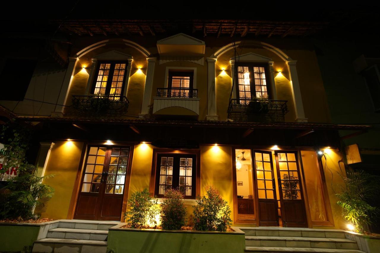 The Sunset Bay Hotel Fort Kochi Exterior photo