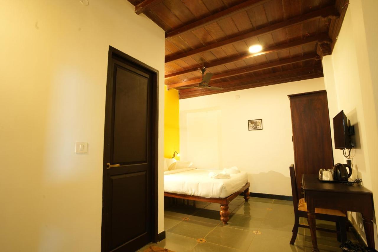 The Sunset Bay Hotel Fort Kochi Exterior photo