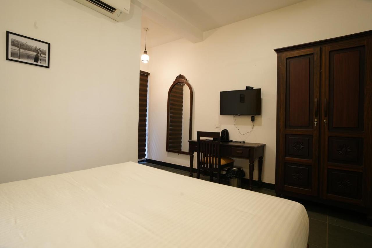 The Sunset Bay Hotel Fort Kochi Exterior photo